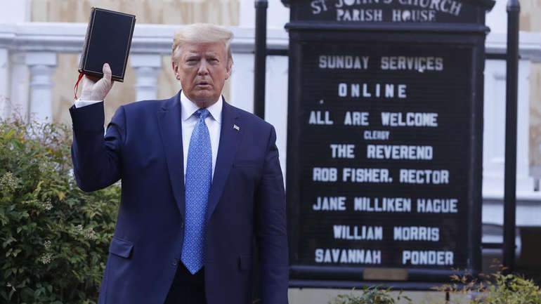 ČOVJEK OPASNIH NAMJERA |Donald Trump pokazuje mišiće s Biblijom u ruci